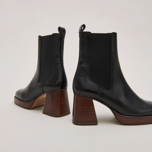 Bottines à bouts carrés et élastiques en cuir veilli noir | BECCA | Jonak