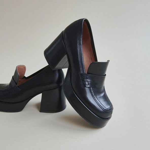 Mocassins &agrave; plateformes en cuir noir | BRAD | Jonak