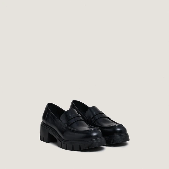 Mocassins &agrave; talons et semelles crant&eacute;es.... en cuir noir | ARON | Jonak