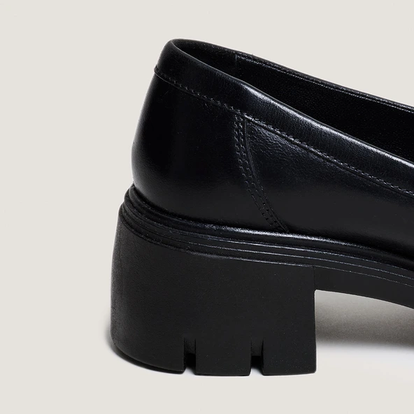 Mocassins &agrave; talons et semelles crant&eacute;es.... en cuir noir | ARON | Jonak