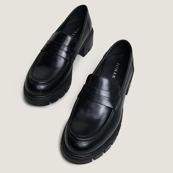 Mocassins &agrave; talons et semelles crant&eacute;es.... en cuir noir | ARON | Jonak