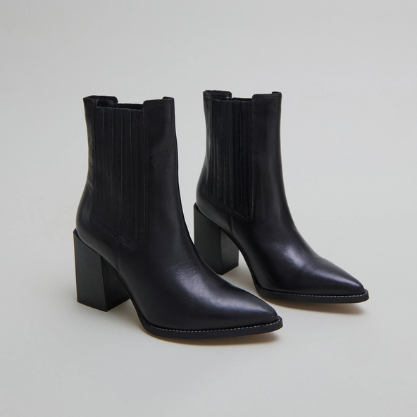 Bottines &agrave; talons et bouts pointus en cuir noir | PERLINE | Jonak