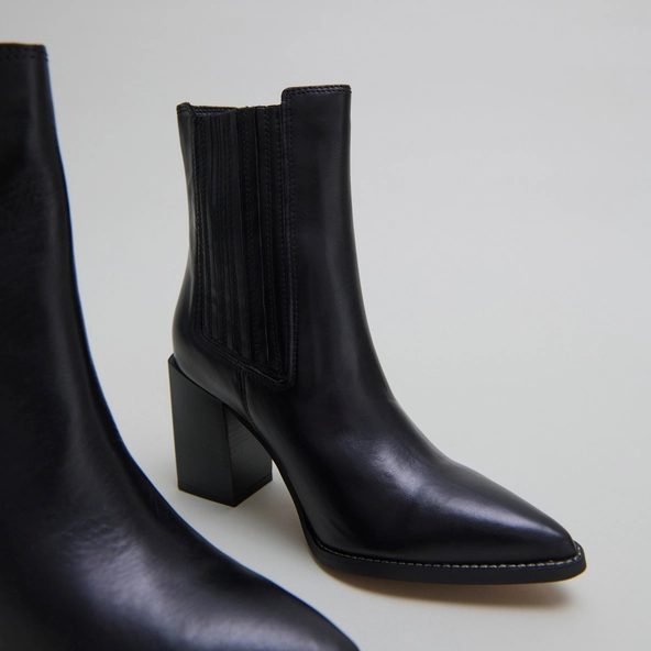 Bottines &agrave; talons et bouts pointus en cuir noir | PERLINE | Jonak