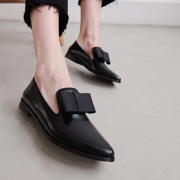 Mocassins &agrave; noeuds et bouts pointus en cuir noir | ANGLET | Jonak