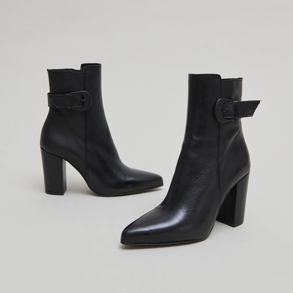 Bottines à bouts pointus et boucles en cuir noir | BETH | Jonak
