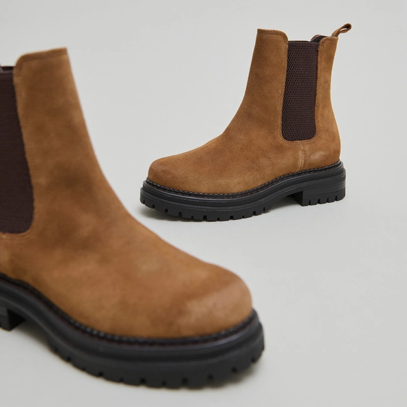 Bottines &agrave; semelles crant&eacute;es et &eacute;lastiqu... en croute cognac | ADALARD | Jonak
