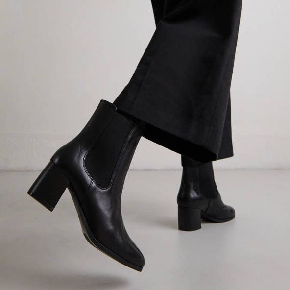 Bottines &agrave; talons et &eacute;lastiques en cuir noir | ALDERIC | Jonak