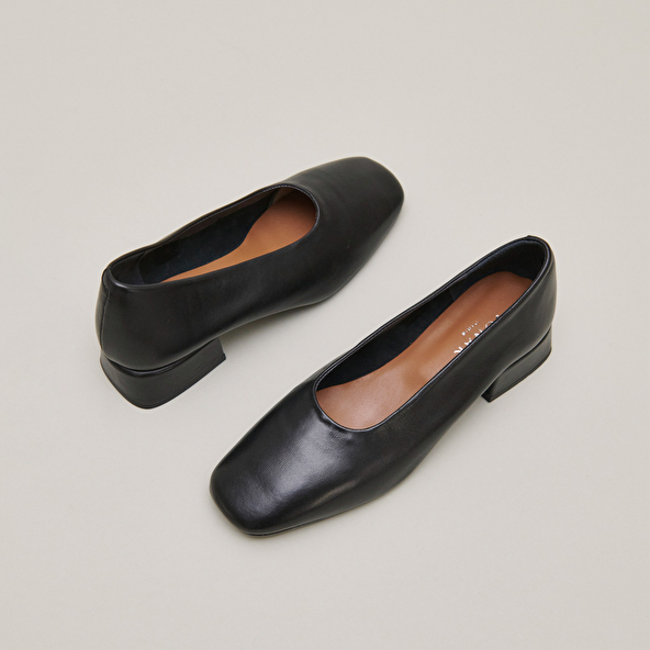 Ballerines a petits talons et bouts arrondis en cuir noir Jonak