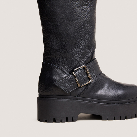Bottes &agrave; sangles et semelles crant&eacute;es noir