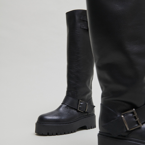 Bottes &agrave; sangles et semelles crant&eacute;es noir