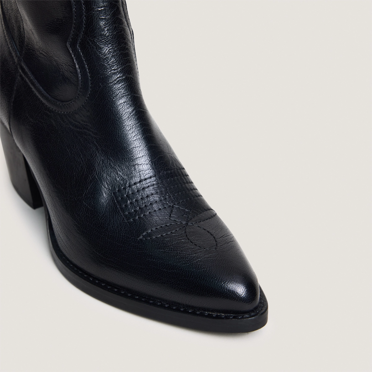 Bottines &agrave; talons et surpiqures apparentes en cuir noir | DJAMENA | Jonak