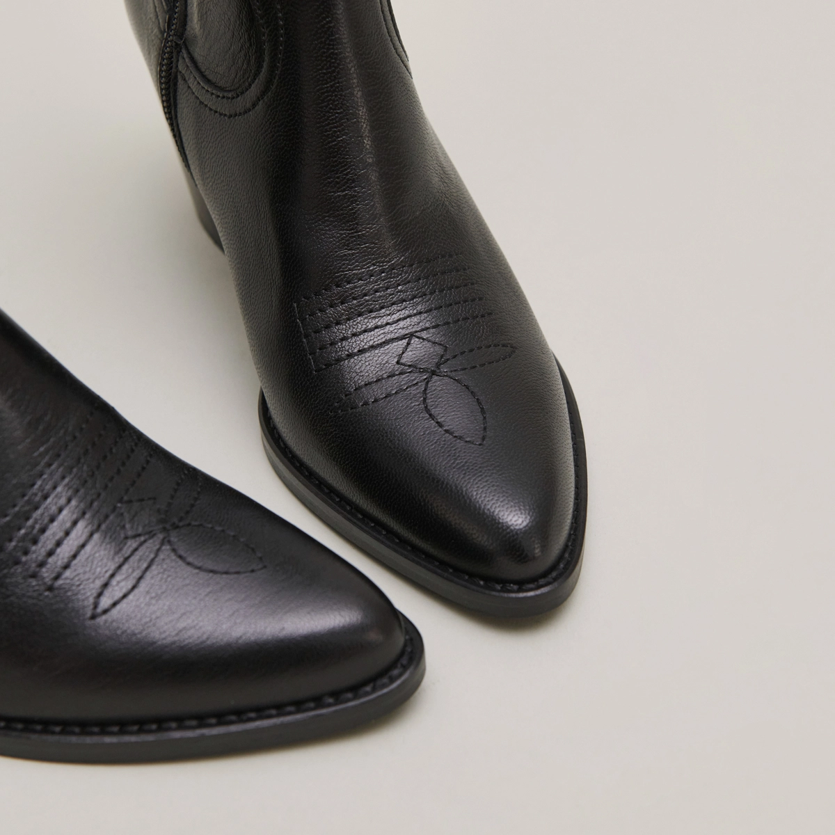 Bottines &agrave; talons et surpiqures apparentes en cuir noir | DJAMENA | Jonak