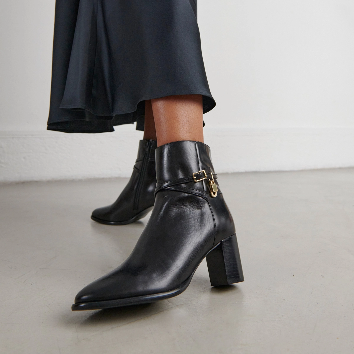 Bottines &agrave; talons haut et charms dor&eacute;s en cuir noir | DRAME | Jonak