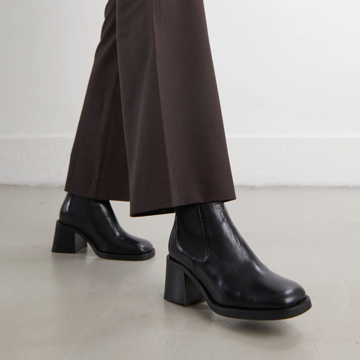 Bottines à élastiques et talons épais en cuir noir | DUCK | Jonak