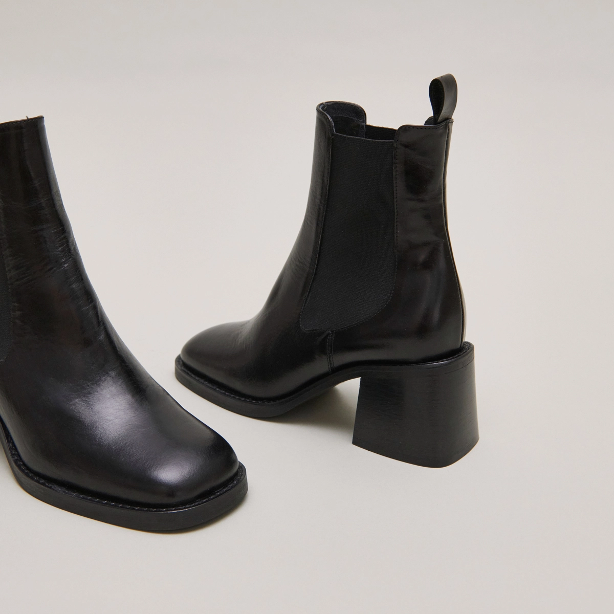 Bottines à élastiques et talons épais en cuir noir | DUCK | Jonak