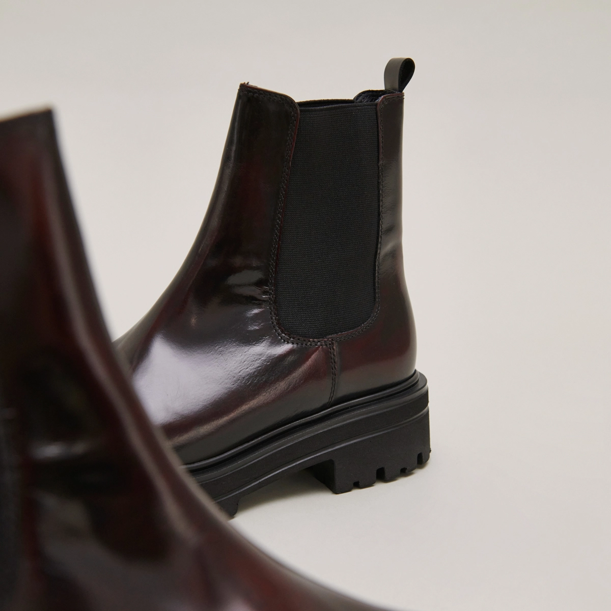 Boots &agrave; semelles crant&eacute;es et &eacute;lastiques en cuir patin&eacute; bordeaux | AMANDINE | Jonak
