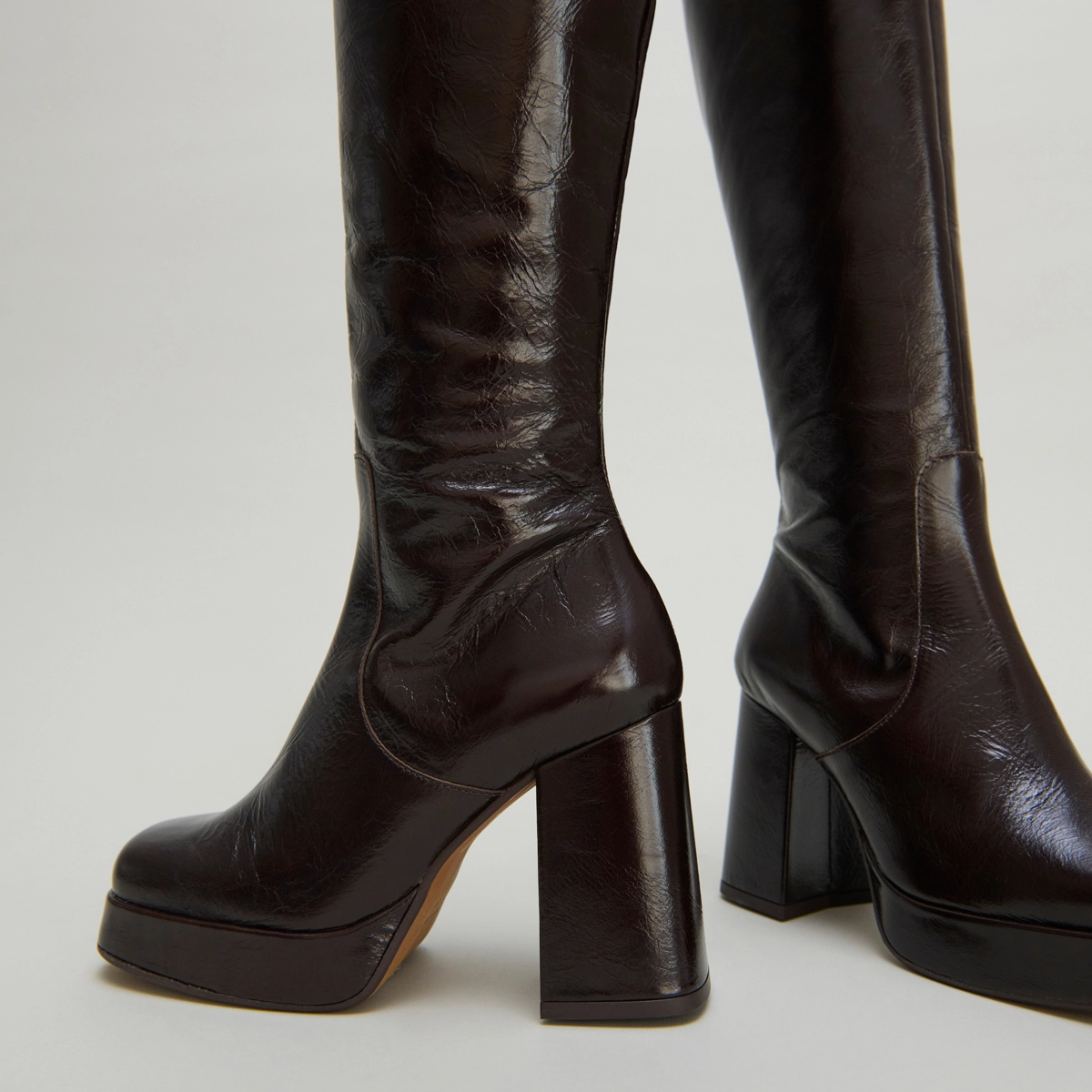 Bottes à talons et bouts carrés en cuir brillant marron foncé | BRYAN | Jonak