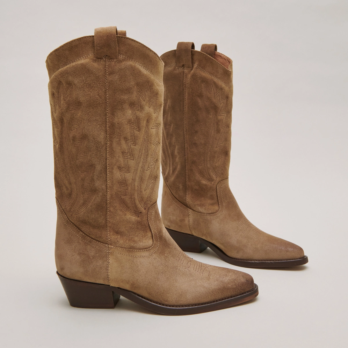Bottes à bouts pointus et surpiqures apparentes en croûte taupe foncé | DELEA | Jonak