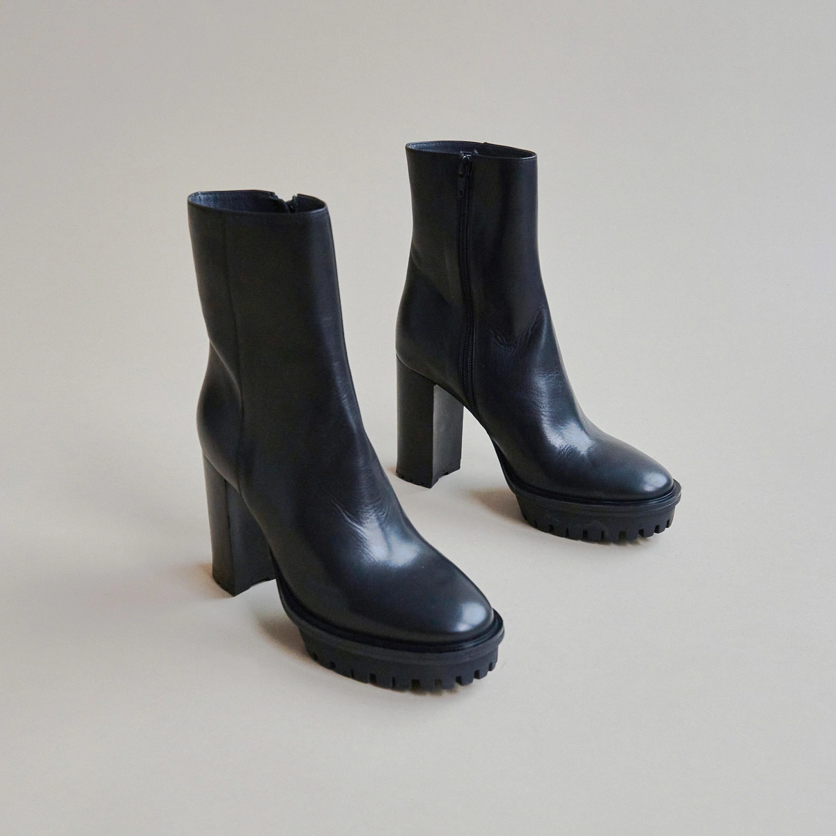 Bottines à talons et semelles crantées en cuir noir | DONATIEN | Jonak