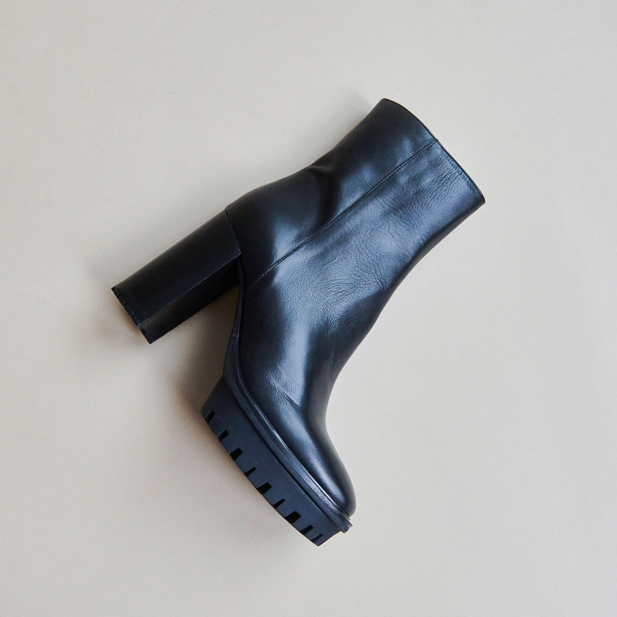Bottines à talons et semelles crantées en cuir noir | DONATIEN | Jonak