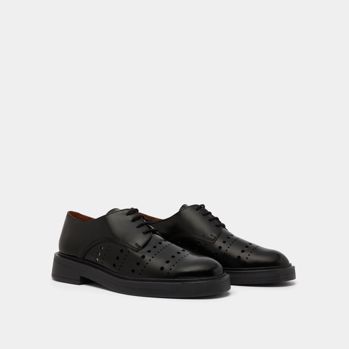 Derbies perc&eacute;es en cuir glac&eacute; noir | AMARANTE | Jonak