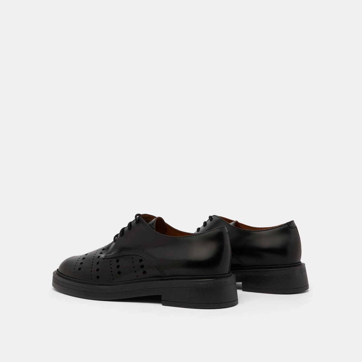 Derbies perc&eacute;es en cuir glac&eacute; noir | AMARANTE | Jonak