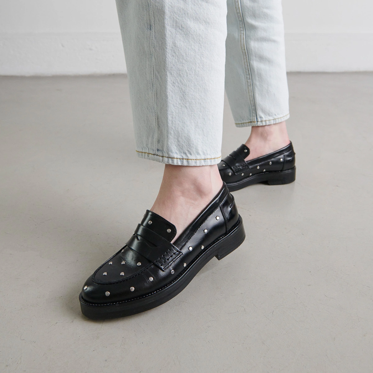 Mocassins &agrave; d&eacute;tails argent&eacute;s en cuir noir | MIRNOU | Jonak