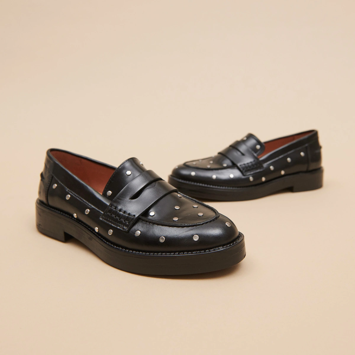 Mocassins &agrave; d&eacute;tails argent&eacute;s en cuir noir | MIRNOU | Jonak