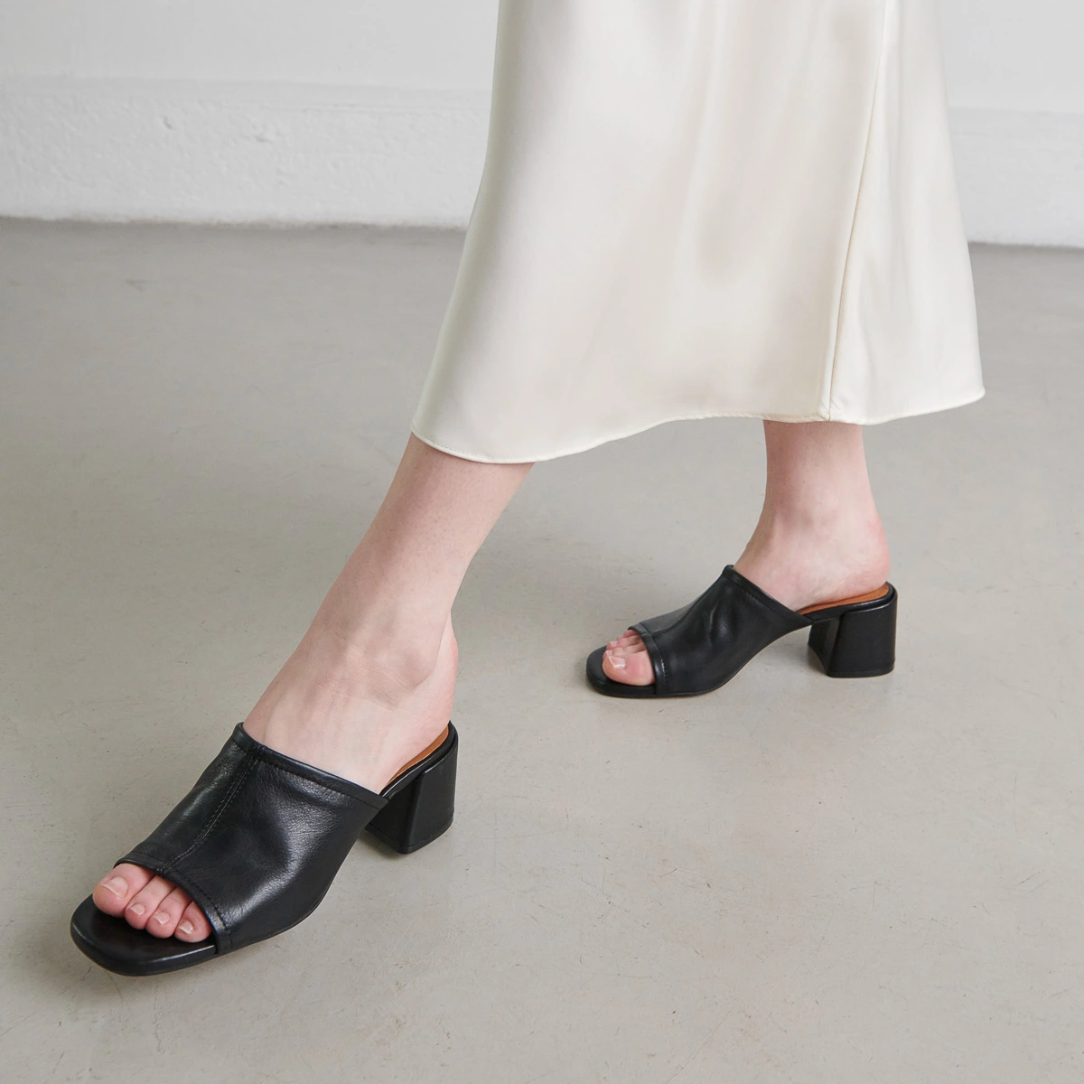 Mules &agrave; talons et bouts ouverts en cuir noir | BUTTERFLY | Jonak