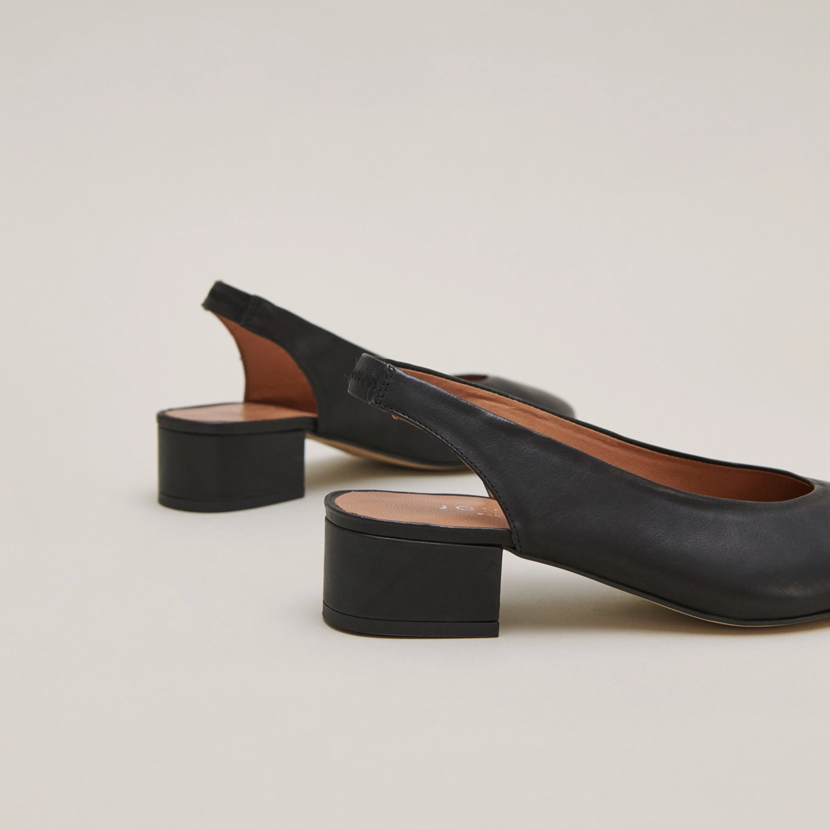 Ballerines &agrave; bouts arri&egrave;res ouverts en cuir noir | VINCE | Jonak
