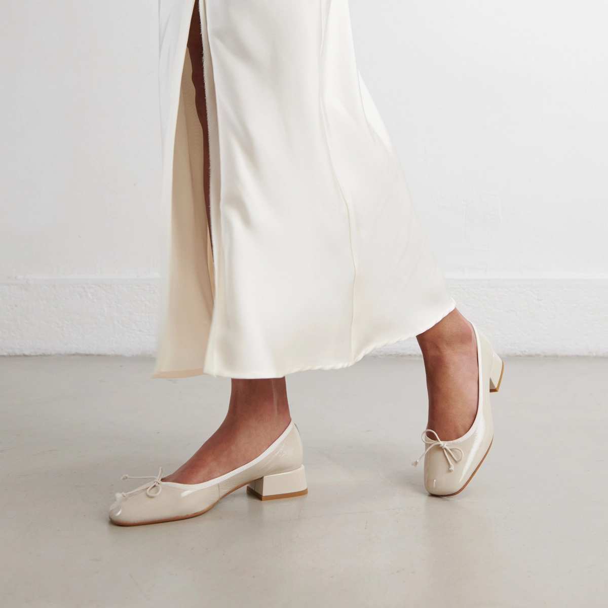 Ballerines à petits talons en vernis plissé écru | DYBIL | Jonak