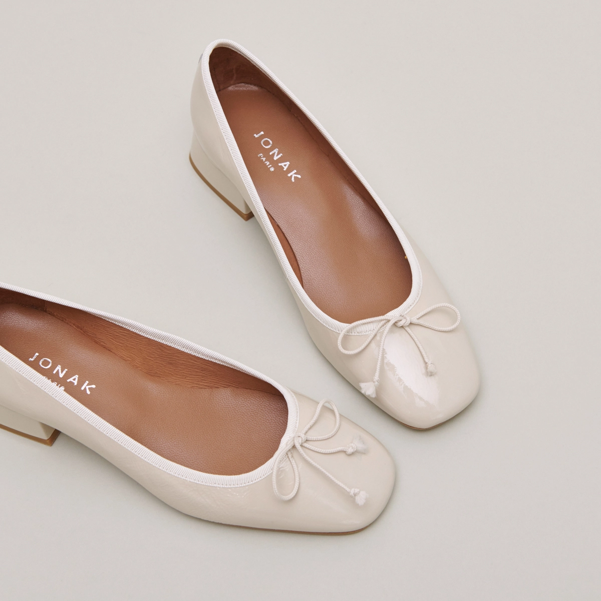Ballerines à petits talons en vernis plissé écru | DYBIL | Jonak