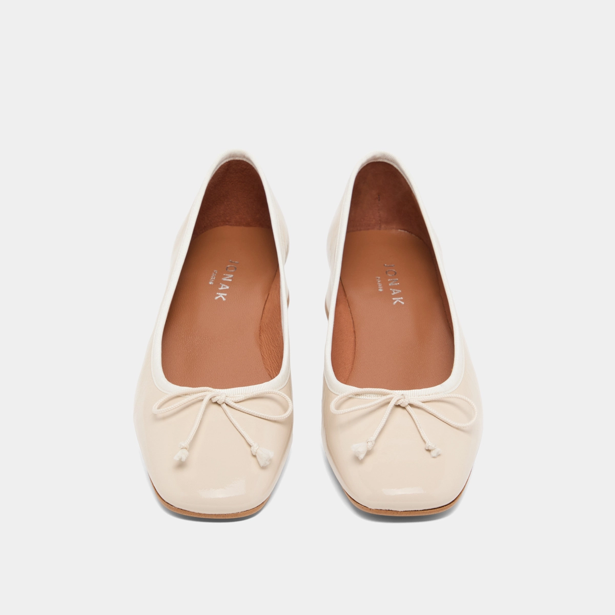 Ballerines à petits talons en vernis plissé écru | DYBIL | Jonak