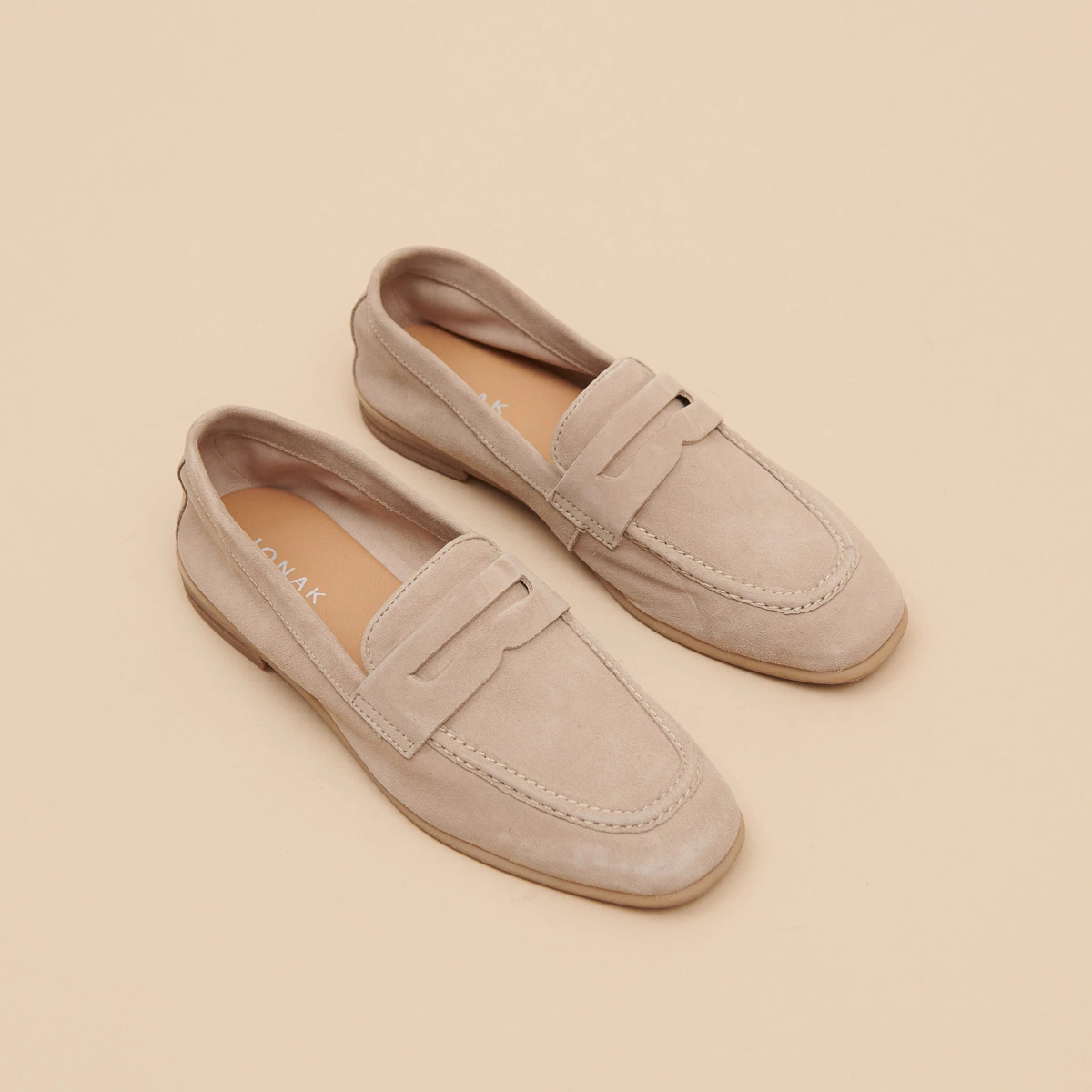 Mocassins à talons plats et bouts arrond... en velours beige | ACA | Jonak