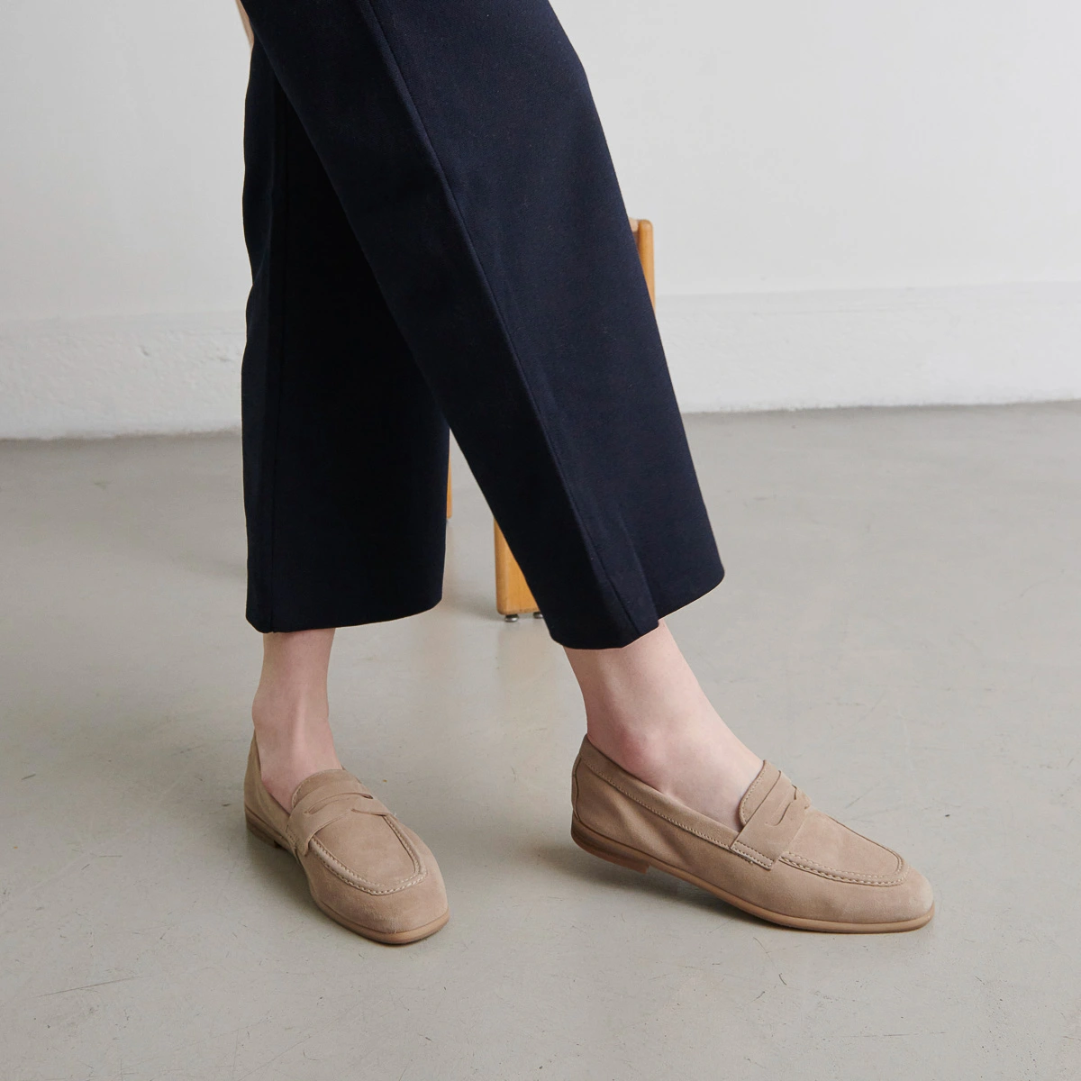 Mocassins à talons plats et bouts arrond... en velours beige | ACA | Jonak