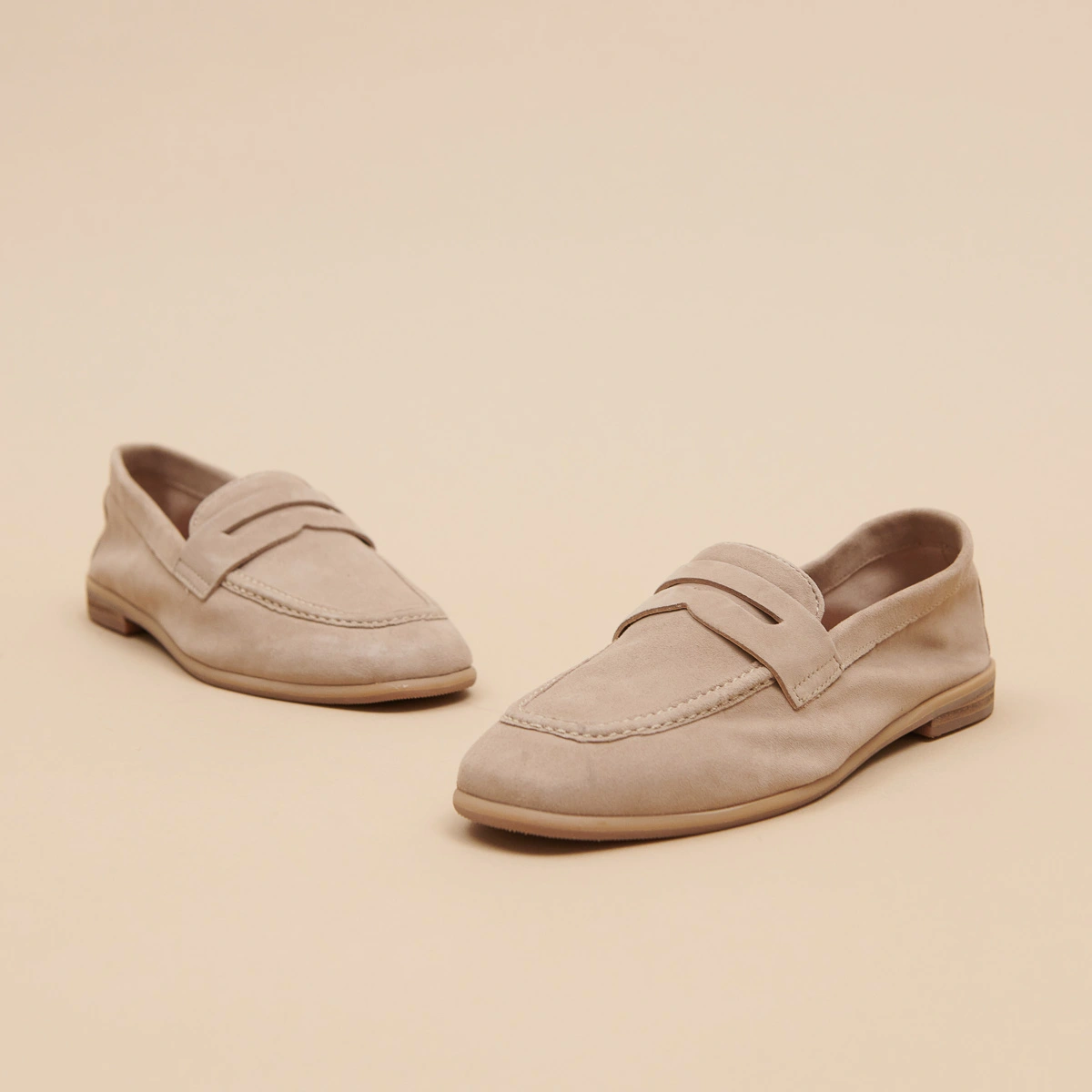 Mocassins à talons plats et bouts arrond... en velours beige | ACA | Jonak