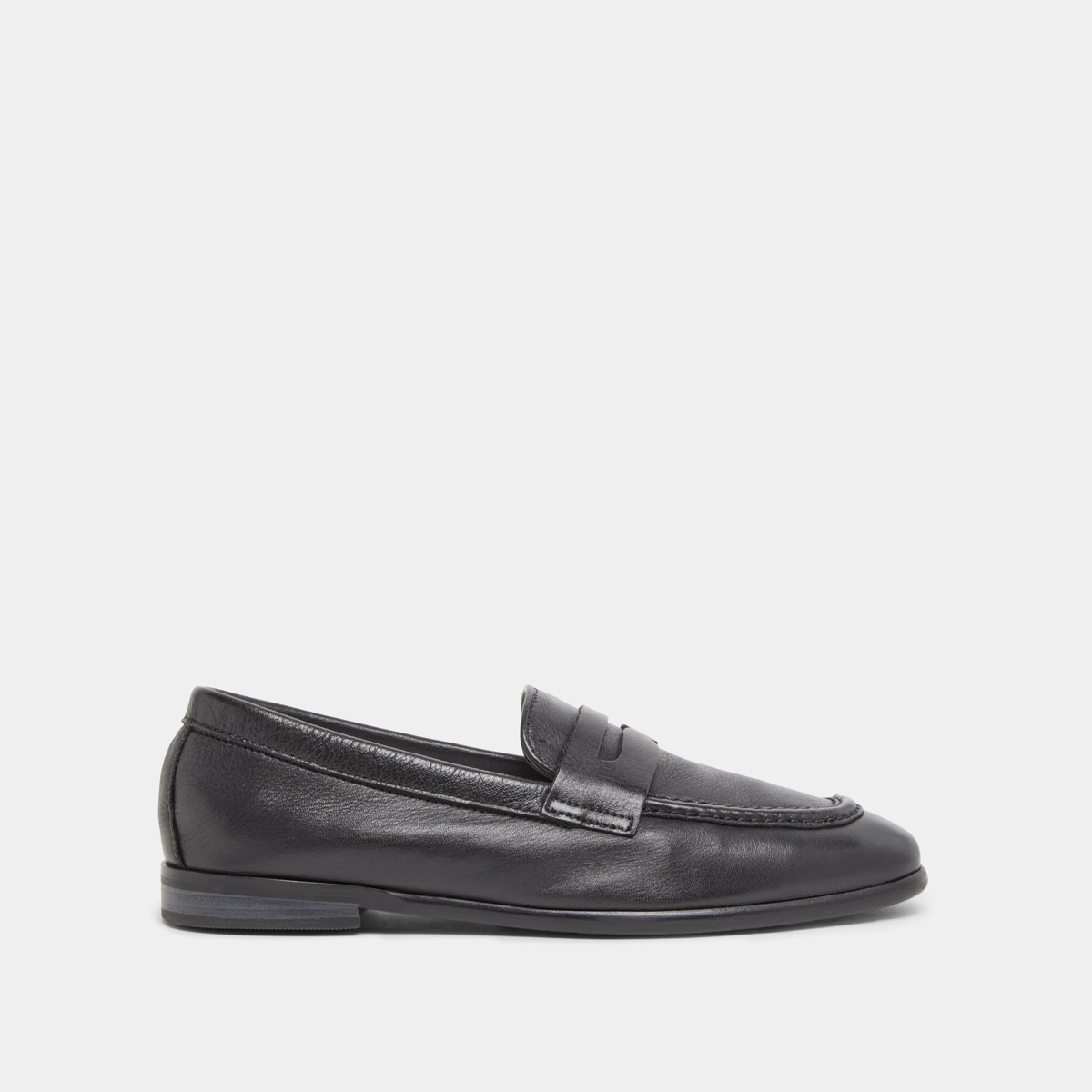 Mocassins à talons plats et bouts arrond... en cuir grainé noir | ACA | Jonak