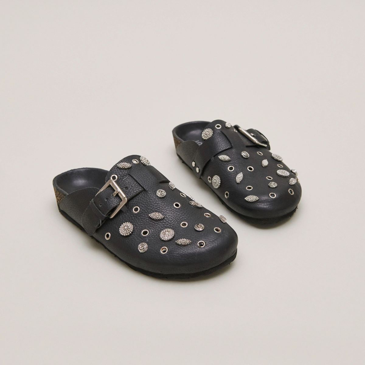 Mules &agrave; d&eacute;tails argent&eacute;s en cuir grain&eacute; noir | WASILA | Jonak
