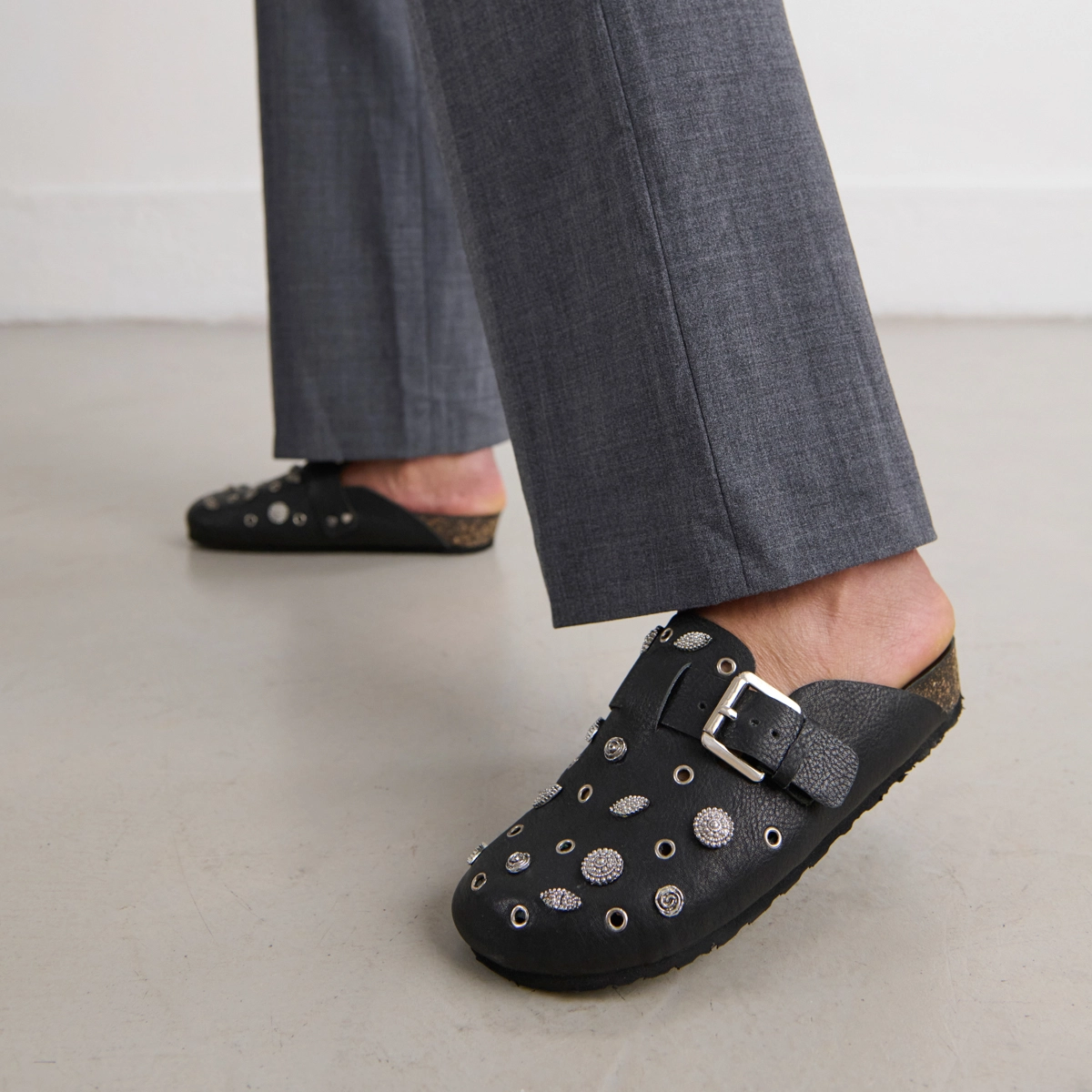 Mules &agrave; d&eacute;tails argent&eacute;s en cuir grain&eacute; noir | WASILA | Jonak