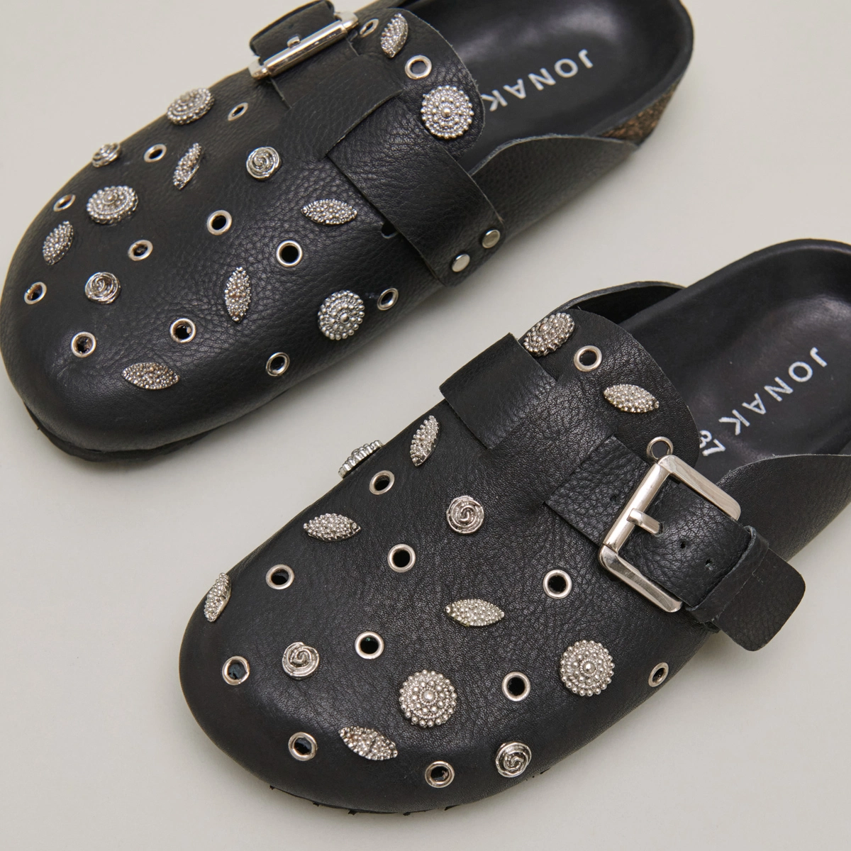 Mules &agrave; d&eacute;tails argent&eacute;s en cuir grain&eacute; noir | WASILA | Jonak