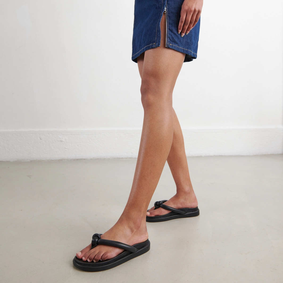 Mules &agrave; brides en cuir noir | WOODLAND | Jonak