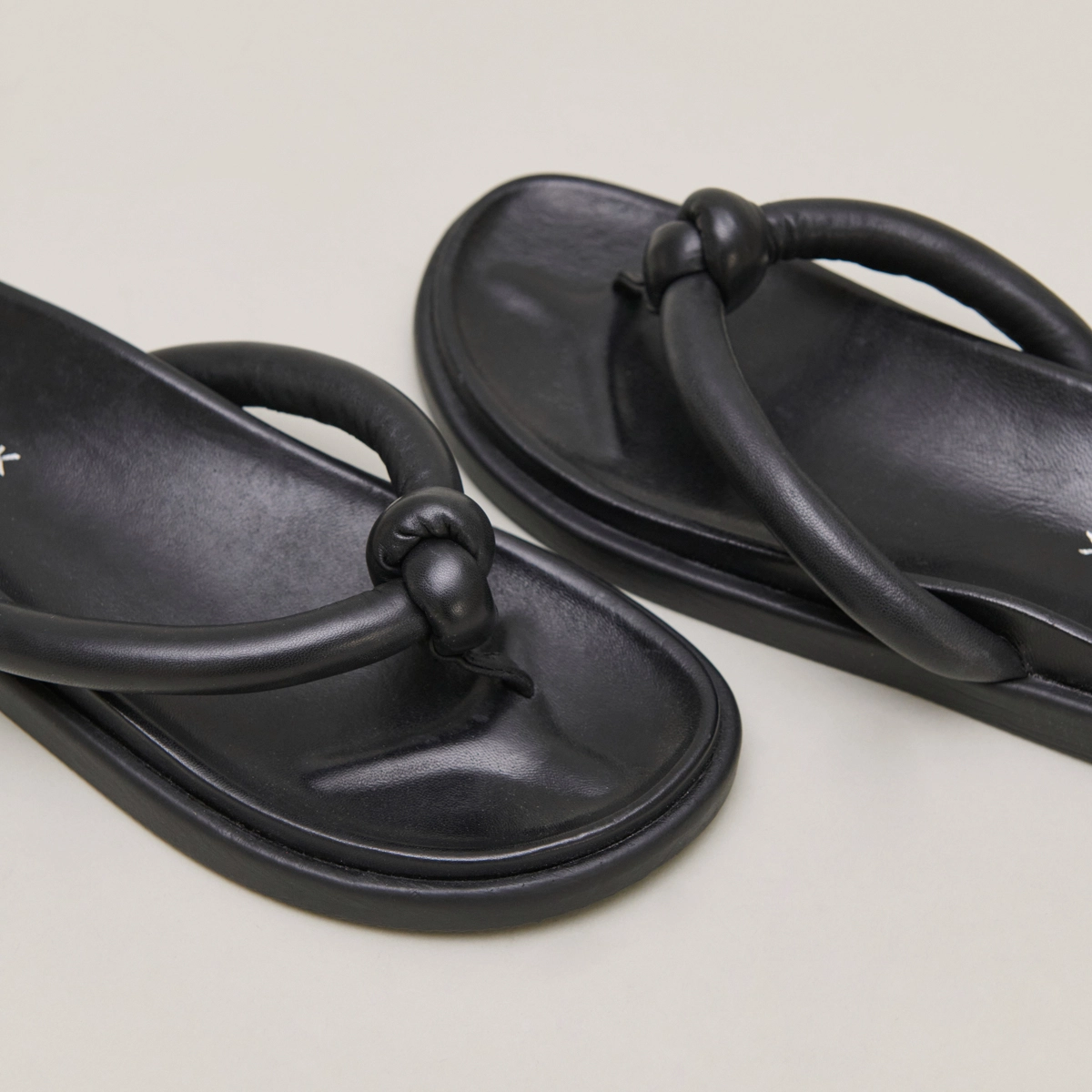 Mules &agrave; brides en cuir noir | WOODLAND | Jonak