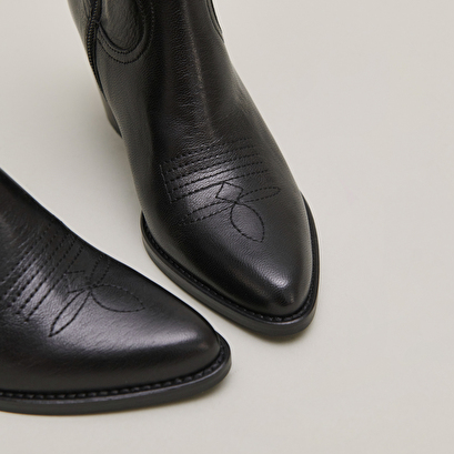 Boots à talons et surpiqures apparentes en cuir noir | DJAMENA | Jonak