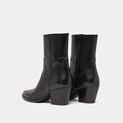 Boots à talons et surpiqures apparentes en cuir noir | DJAMENA | Jonak