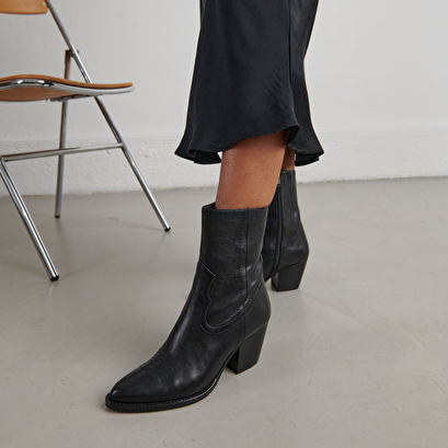 Boots à talons et surpiqures apparentes en cuir noir | DJAMENA | Jonak