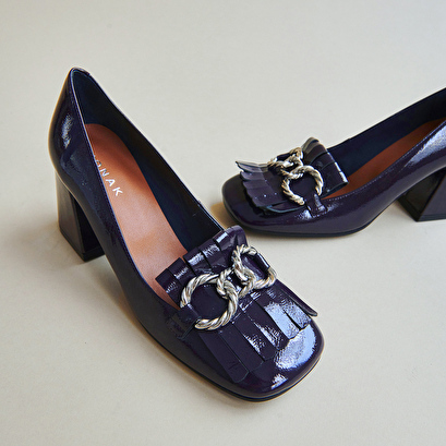 Mocassins à talons et boucles argentées... en vernis plissé violet | DOMITILLE | Jonak