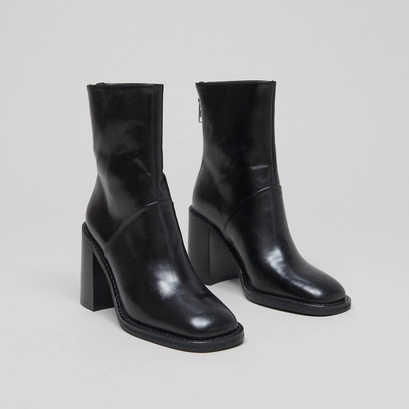 Boots &agrave; talons hauts en cuir noir | DUTY | Jonak