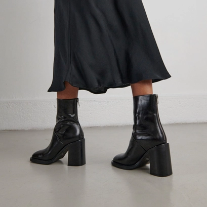 Boots &agrave; talons hauts en cuir noir | DUTY | Jonak
