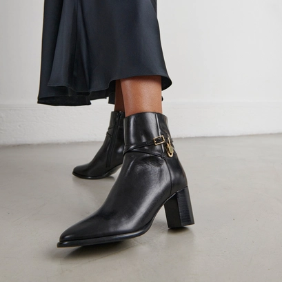 Bottines &agrave; talons haut et charms dor&eacute;s en cuir noir | DRAME | Jonak