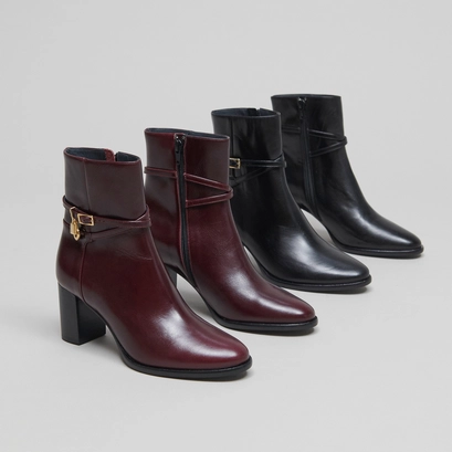 Bottines &agrave; talons haut et charms dor&eacute;s en cuir noir | DRAME | Jonak
